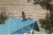 MONTE CARLO:LA PRINCESSE STEPHANIE EN MAILLOT DE BAIN BLEU AVEC SES ENFANTS PAULINE