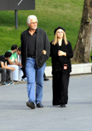 BARBRA STREISAND DESCALZA Y SU MARIDO JAMES BROLIN
