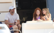 JUANES Y SU FAMILIA DISFRUTAN DE UN DIA DE SOL Y MAR EN UN BARCO