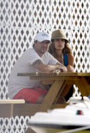 JUANES Y SU FAMILIA DISFRUTAN DE UN DIA DE SOL Y MAR EN UN BARCO