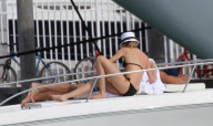 AL ROD AND CAMERON DIAZ TAKE AN AFTERNOON BOAT RIDE. A ROD ANOYED BY THE PAPARAZZI HIDES CAMERON

