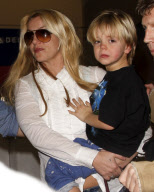 Britney Spears arrives at LAX with crying sons and a mad dash to the car