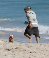 CHRIS BROWN ENJOYED MIAMI BEACHES WITH FRIEND IN THE MORNING