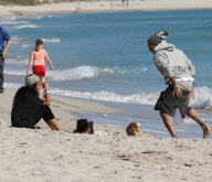 CHRIS BROWN ENJOYED MIAMI BEACHES WITH FRIEND IN THE MORNING