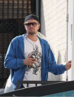 EXCL.: LEONARDO DICAPRIO on his way to Chait Gallery and Auctioneers in Beverly Hills