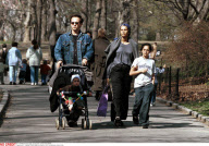 NY : VINCENT PEREZ AND HIS FAMILY VISIT   A CENTRAL PARK'S ZOO.