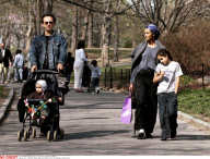 NY : VINCENT PEREZ AND HIS FAMILY VISIT   A CENTRAL PARK'S ZOO.