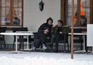 Johnny Hallyday et Matthieu Chedid ¿ Gstaad. NC/NW (Garcia). Pool avec Eliot.