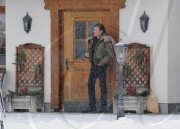 Johnny Hallyday et Matthieu Chedid ¿ Gstaad. NC/NW (Garcia). Pool avec Eliot.