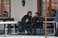 Johnny Hallyday et Matthieu Chedid ¿ Gstaad. NC/NW (Garcia). Pool avec Eliot.