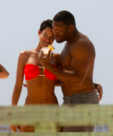 NICOLE MURPHY AND MICHAEL STRAHAN ON HOLIDAYS