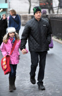 MICHAEL DOUGLAS HAVE SOME DIFFICULTIES BUYING THE METROCARD