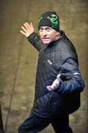 MICHAEL DOUGLAS HAVE SOME DIFFICULTIES BUYING THE METROCARD