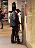 MICHAEL DOUGLAS HAVE SOME DIFFICULTIES BUYING THE METROCARD