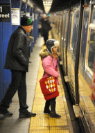 MICHAEL DOUGLAS HAVE SOME DIFFICULTIES BUYING THE METROCARD