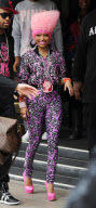 NICKI MINAJ MOBBED BY HER FANS IN LONDON
