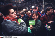 FRA<ACT UP : DISTRIBUTION DE PRESERVATIF  S AU LYCEE MONTAIGNE