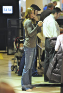 Cindy Crawford Goes Through TSA Screening Barefoot