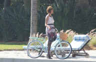 Danii Minogue and modeils in Miami Bech during shotting day