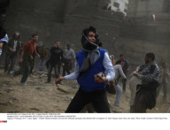 EGYPT: ANTI-MUBARAK PROTESTERS CLASH WITH PRO-MUBARAK SUPPORTERS