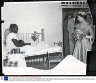 Royal Tour Of Nigeria February 1956... Queen Elizabeth Ii And Duke Of Edinburgh's Tour: Good Morning Ma'am! Say A Mother And Her Piccaninny A Cool Sunlit Hospital Ward In Lagos. A Mother And Her Child Greet The Queen. This Was The Scene At The City