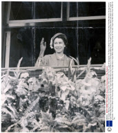 The Queen Waving To The Crowd From The Royal Box When She Saw The St. Leger At Doncaster. The Race In Which Her Horse Gay Time Was Fifth Was Won By The Aga Khan's Tulyar Whihc Was Clearly The Horse Of The Year. Tulyar Has Won More Than 76 000 For Th