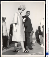 Royal Tour Of India Jan - Feb 1961 Queen Elizabeth Ii And Duke Of Edinburgh''s Tour: The Queen Walks To Gandhi''s Shrine...in Special Sandals The First Day In India. A Day Of Fascination. And Tonight The Queen Spoke Of The ''wonderful Story'' Whe Wou