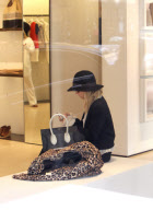 Nicole Richie strolling and shopping in Paris with some friends.