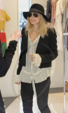 Nicole Richie strolling and shopping in Paris with some friends.