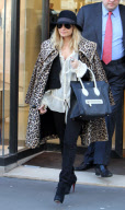 Nicole Richie strolling and shopping in Paris with some friends.
