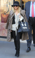 Nicole Richie strolling and shopping in Paris with some friends.