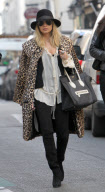 Nicole Richie strolling and shopping in Paris with some friends.