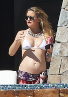EXCLUSIVO. Kate Hudson embarazada y bikini junto a su novio y su hijo disfrutan del sol en MÃ©jico.