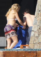 EXCLUSIVO. Kate Hudson embarazada y bikini junto a su novio y su hijo disfrutan del sol en MÃ©jico.