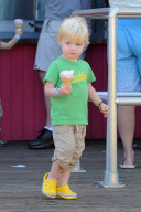 Naomi Watts and the Family have fun under the Sun