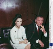 ELIZABETH TAYLOR WITH RICHARD BURTON, BRITAIN - 1962