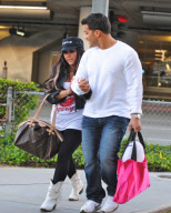 Snooki And Her Boyfriend Land Holding Hands