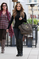 Jennifer Lopez : Last Minute Gift Shopping