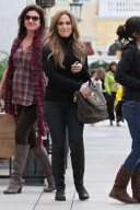 Jennifer Lopez : Last Minute Gift Shopping