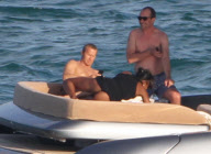 EXCLUSIVE: NAOMI CAMPBELL SEXY NUDE ASS  IN THE BOAT AND STRANGE CIGARRETE
