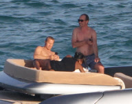 EXCLUSIVE: NAOMI CAMPBELL SEXY NUDE ASS  IN THE BOAT AND STRANGE CIGARRETE