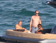 EXCLUSIVE: NAOMI CAMPBELL SEXY NUDE ASS  IN THE BOAT AND STRANGE CIGARRETE