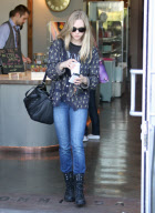 Single Amanda Seyfried Grabs Coffee