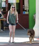 Amanda Seyfried lunches in Larchmont Village