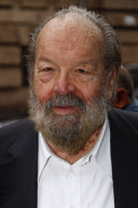 Bud Spencer geht am Stock bei der Ankunft an seinem Hotel in Berlin