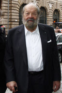 Bud Spencer geht am Stock bei der Ankunft an seinem Hotel in Berlin