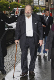 Bud Spencer geht am Stock bei der Ankunft an seinem Hotel in Berlin