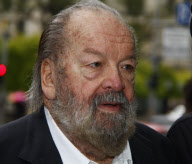 Bud Spencer geht am Stock bei der Ankunft an seinem Hotel in Berlin