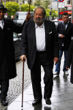 Bud Spencer geht am Stock bei der Ankunft an seinem Hotel in Berlin