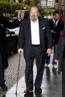 Bud Spencer geht am Stock bei der Ankunft an seinem Hotel in Berlin